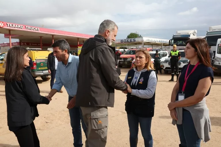 FOTOGRAFÍA. PAIPORTA (VALENCIA) COMUNIDAD VALENCIANA (REINO DE ESPAÑA, 03 DE NOVIEMBRE DE 2024. Gritos de 'fuera', así como lanzamiento de barro, han recibido a la comitiva de sus majestades los reyes de España, el presidente del Gobierno de España, Pedro Sánchez Pérez-Castejón (PSOE), y el president del Govern de la Generalitat Valenciana, Carlos Mazón Guixot (PP), a su llegada al centro de Paiporta (Valencia) -zona cero del apocalipsi sobre la provincia de Valencia, la Depresión Aislada en Niveles Altos (DANA) o (gota fría) del martes 29 y miércoles 30 de octubre de 2024. Decenas de voluntarios y vecinos de Paiporta indignados tras sufrir el claro abandono de todas las instituciones del estados durante varios días en los han estado conviviendo con cadáveres de sus seres queridos en los refugios y otros sitios improvisados, han recibido con insultos a la comitiva, con gritos de "fuera, fuera" dirigido a los dos principales responsables: Pedro Sánchez Pérez-Castejón (PSOE) y Carlos Monzón Guixot (PP), y se han encarado con ella, mientras que tanto el rey como la reina ha intentado mediar con jóvenes que se les han acercado. Con la cara manchada de barro, igual que su abrigo, el rey ha seguido avanzando por una de las calles principales de esta localidad de la zona cero de la dana y ha tratado de tranquilizar a varios de los voluntarios, muy alterados tras cinco días de desastre por la riada. La reina también ha dialogado con algunos de los indignados, mientras que seguían los gritos de 'fuera, fuera' y algunos insultos dirigidos a todas las autoridades. Aunque en un principio la seguridad ha comenzado a abrir paraguas para evitar la caída de barro a la comitiva, posteriormente los han cerrado mientras que el rey seguía caminando y deteniéndose a hablar con los voluntarios y vecinos alterados. Efe.