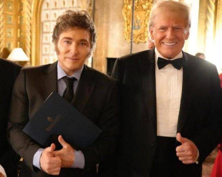 FOTOGRAFÍA. WEST PALM BEACH (FL, EEUU), 14/11/2024.- Fotografía cedida por la Oficina Presidencia de Argentina del Presidente de la República de Argentina, Javier Gerardo Milei (i), posando junto al presidente electo de Estados Unidos, Donald John Trump (d); el empresario Elon Reeve Musk (Elon Musk); el canciller argentino, Gerardo Werthein, y la secretaria general de la Presidencia, Karina Elizabeth Milei, durante la gala de un foro de conservadores, este jueves, en Mar-a-Lago en West Palm Beach, Florida (Estados Unidos). El presidente de Argentina, Javier Milei, y el mandatario electo de EE.UU., Donald Trump, se felicitaron mutuamente durante sendos discursos en la gala de un foro Conferencia Política de Acción Conservadora (CPAC)/ Conservative Political Action Conference (CPAC), que se lleva a cabo en Mar-a-Lago, el club privado del republicano, en Palm Beach (Florida). Oficina Presidencia de Argentina del Presidente de la República de Argentina/Lasvocesdelpueblo (Ñ Pueblo)