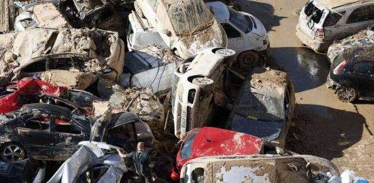 FOTOGRAFÍA. PAIPORTA (VALENCIA) COMUNIDAD VALENCIANA) REINO DE ESPAÑA, 10 DE NOVIEMBRE DE 2024. Voluntarios asisten a misa en la Iglesia de San Jordi en Paiporta (València), este domingo, la primera misa tras la Depresión Aislada en Niveles Altos (DANA) o (gota fría). Efe