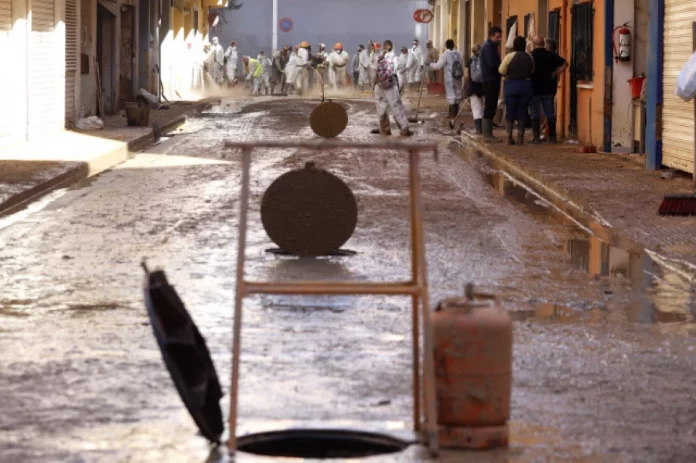 DANA, DANA VALENCIA, TRAGEDIA DE VALENCIA, FOTOGRAFÍA. VALENCIA (COMUNIDAD VALENCIANA) REINO DE ESPAÑA, 10 DE NOVIEMBRE DE 2024. Doce días después, los servicios de emergencia siguen buscando a personas desaparecidas en Valencia e intentan dotar a la zona de servicios básicos. Efe