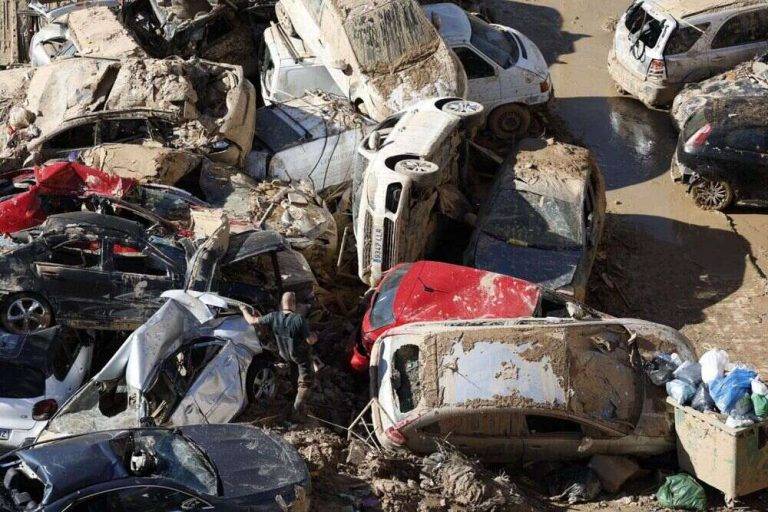 FOTOGRAFÍA. PAIPORTA (VALENCIA) COMUNIDAD VALENCIANA) REINO DE ESPAÑA, 10 DE NOVIEMBRE DE 2024. Voluntarios asisten a misa en la Iglesia de San Jordi en Paiporta (València), este domingo, la primera misa tras la Depresión Aislada en Niveles Altos (DANA) o (gota fría). Efe