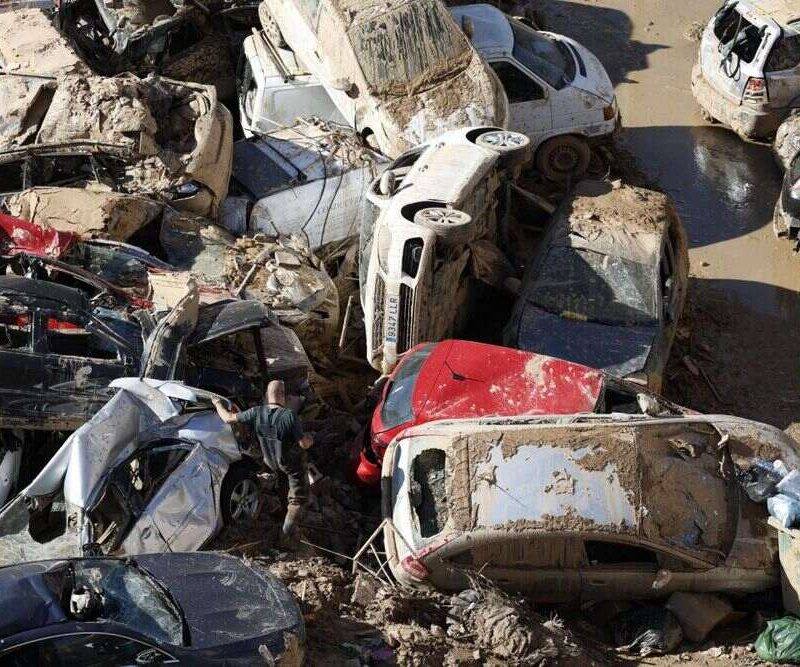 DANA VALENCIA | La juez ha tomado ya declaración a 350 testigos FOTOGRAFÍA. PAIPORTA (VALENCIA) COMUNIDAD VALENCIANA) REINO DE ESPAÑA, 10 DE NOVIEMBRE DE 2024. Voluntarios asisten a misa en la Iglesia de San Jordi en Paiporta (València), este domingo, la primera misa tras la Depresión Aislada en Niveles Altos (DANA) o (gota fría). Efe