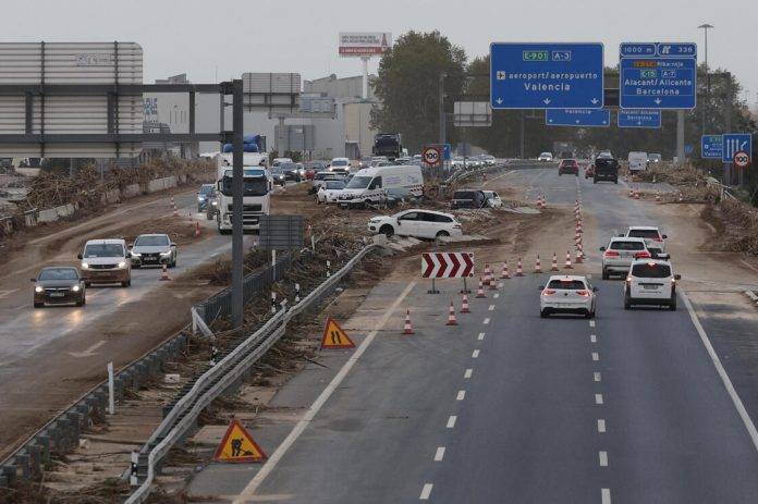 FOTOGRAFÍA. GODELLETA (COMUNIDAD VALENCIANA) REINO DE ESPAÑA, 01 DE NOVIEMBRE DE 2024. Estado de la A-3 a la su paso por Godelleta (Comunidad Valenciana). La Comunitat Valenciana intenta recuperarse de la peor Depresión Aislada en Niveles Altos (DANA) del siglo en España, que ha dejado más de dos centenares de muertos en esa región, además de un inmenso escenario de daños en carreteras, calles e infraestructuras de numerosas localidades. Una DANA tras fuertes lluvias torrenciales y golpear muy fuertemente al reino de España, con epicentro en la provincia de Valencia (Comunidad Valenciana) donde se ha registrado ya 202 muertos, como cifra provisional para este viernes 1 de noviembre de 20224, y con menos dureza en la provincia de Málaga (Andalucía) y en la región de Castilla-La Mancha. La devastación de los efectos de la DANA que arrasó este martes la provincia de Valencia dejó decenas de personas fallecidas -70 contabilizadas hasta las 16.00 horas-, la angustia de quienes no pueden contactar con sus familiares desde ayer e imágenes desoladoras de la destrucción que han dejado a su paso las inundaciones. En medio de la tragedia, que ha llevado a activar el protocolo de Múltiples Víctimas para identificar a los fallecidos, las autoridades combaten este miércoles un "nuevo enemigo": los bulos que alertan de supuestas evacuaciones, desbordamientos o la caída del 112, que interrumpen la labor de los servicios de emergencias. La ciudadanía de la provincia ha recibido a primera hora de esta mañana de nuevo en sus móviles un mensaje del sistema Es-Alert para evitar cualquier tipo de desplazamiento por las carreteras de la provincia, muchas de cuales permanecen cortadas e impiden todavía acceder a las zonas más afectadas. Efe