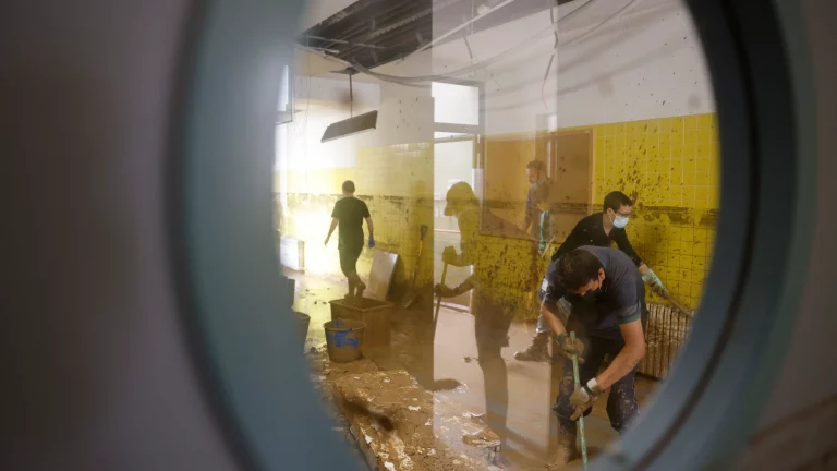 FOTOGRAFÍA. SEDAVÍ (VALENCIA) COMUNIDAD VALOENCIANA) REINO DE ESPAÑA, 05 DE NOVIEMBRE DE 2024. Varias personas trabajan en las labores de limpieza del lodo en un colegio de Sedaví, Valencia. La provincia de Valencia intenta retomar la actividad laboral y las clases en los colegios mientras continúan de forma intensa las labores de búsqueda de desaparecidos, de abastecimiento y atención a los damnificados, y de la limpieza de las calles y bajos de numerosos municipios, sobre los que ha vuelto a llover este domingo. Efe