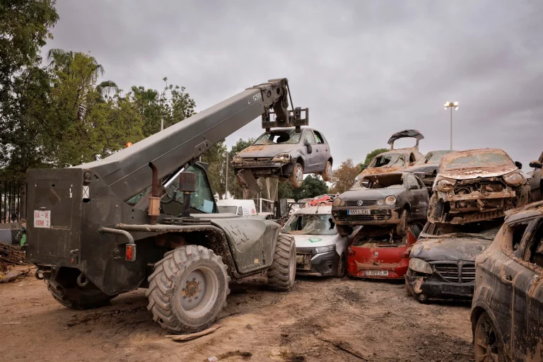 FOTOGRAFÍA. BENETÚSSER (VALENCIA) COMUNIDAD VALENCIANA (REINO DE ESPAÑA), 24 DE NOVIEMBRE DE 2024. DANA VALENCIA. Coches afectados por la dana apilados en la localidad valenciana de Benetússer. Los vecinos de municipios afectados por la Depresión Aislada en Niveles Altos (DANA) o (gota fría) en Valencia, como Benetússer, todavía recorren los 'cementerios' de coches donde se amontonan por decenas en busca de su vehículo, una misión equivalente a "buscar una aguja en un pajar". Efe