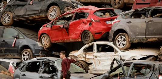 FOTOGRAFÍA. BENETÚSSER (VALENCIA) COMUNIDAD VALENCIANA (REINO DE ESPAÑA), 24 DE NOVIEMBRE DE 2024. DANA VALENCIA. Los vecinos de municipios afectados por la Depresión Aislada en Niveles Altos (DANA) o (gota fría) en Valencia, como Benetússer, todavía recorren los 'cementerios' de coches donde se amontonan por decenas en busca de su vehículo, una misión equivalente a "buscar una aguja en un pajar". Efe