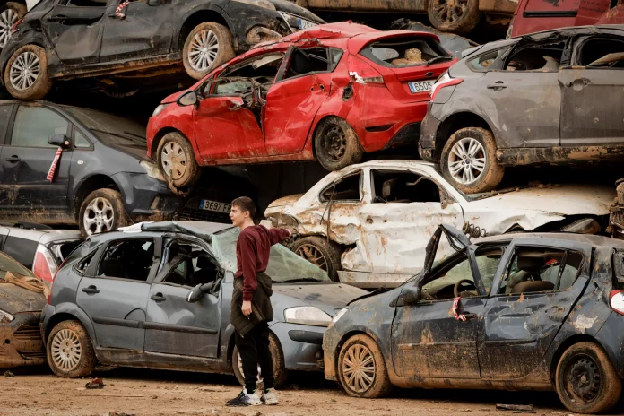 DANA Valencia Damnificados recorren los cementerios de coches en busca de su vehículo; misión equivalente a buscar una aguja en un pajar; ya no pienso igual; tengo una psicosis mental (2) FOTOGRAFÍA. BENETÚSSER (VALENCIA) COMUNIDAD VALENCIANA (REINO DE ESPAÑA), 24 DE NOVIEMBRE DE 2024. DANA VALENCIA. Los vecinos de municipios afectados por la Depresión Aislada en Niveles Altos (DANA) o (gota fría) en Valencia, como Benetússer, todavía recorren los 'cementerios' de coches donde se amontonan por decenas en busca de su vehículo, una misión equivalente a "buscar una aguja en un pajar". Efe