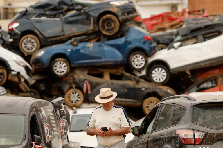 FOTOGRAFÍA. BENETÚSSER (VALENCIA) COMUNIDAD VALENCIANA (REINO DE ESPAÑA), 24 DE NOVIEMBRE DE 2024. DANA VALENCIA. Los vecinos de municipios afectados por la Depresión Aislada en Niveles Altos (DANA) o (gota fría) en Valencia, como Benetússer, todavía recorren los 'cementerios' de coches donde se amontonan por decenas en busca de su vehículo, una misión equivalente a "buscar una aguja en un pajar". Efe