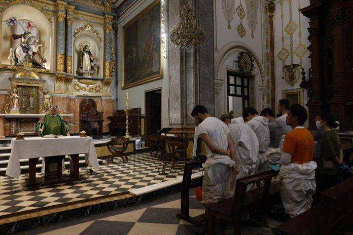 FOTOGRAFÍA. PAIPORTA (VALENCIA) COMUNIDAD VALENCIANA) REINO DE ESPAÑA, 10 DE NOVIEMBRE DE 2024. Voluntarios asisten a misa en la Iglesia de San Jordi en Paiporta (València), este domingo, la primera misa tras la Depresión Aislada en Niveles Altos (DANA) o (gota fría). Efe