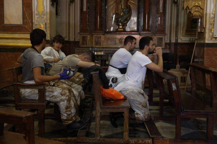 DANA Valencia Damnificados y voluntarios asisten a la primera Misa de la DANA en la Iglesia de San Jorge Mártir de Paiporta (Valencia) Comunidad Valenciana (2) FOTOGRAFÍA. PAIPORTA (VALENCIA) COMUNIDAD VALENCIANA) REINO DE ESPAÑA, 10 DE NOVIEMBRE DE 2024. Voluntarios asisten a misa en la Iglesia de San Jordi en Paiporta (València), este domingo, la primera misa tras la Depresión Aislada en Niveles Altos (DANA) o (gota fría). Efe