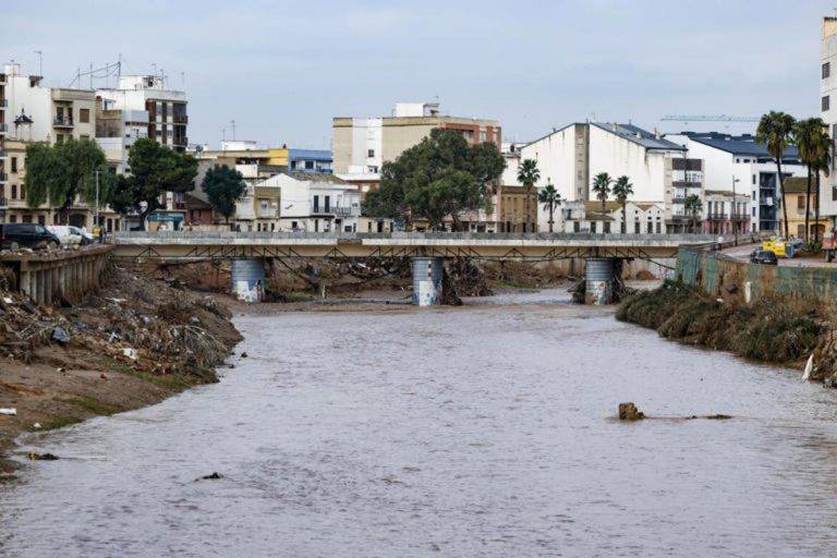 FOTOGRAFÍA. PAIPORTA (VALENCIA) COMUNIDAD VALENCIANA) REINO DE ESPAÑA, 14 DE OCTUBRE DE 2024. Vista del caudal del Barranco el Poyo en Paiporta tras las lluvias de esta pasada madrugada de jueves. AEMET ha bajado el aviso de fenómenos meteorológicos adversos de rojo a naranja en la zona más afectada por la DANA de hace dieciséis días. Efe