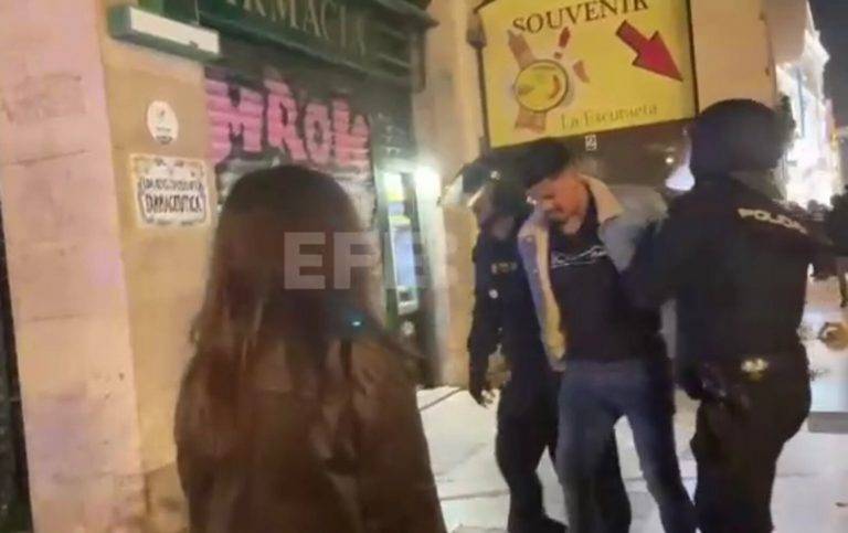 FOTOGRAFÍA. VALENCIA (COMUNIDAD VALENCIANA) REINO DE ESPAÑA, 09 DE NOVIEMBRE DE 2024. Cuatro manifestantes han sido detenidos y 31 policías han resultado heridos en los disturbios ocurridos en el centro de València en la multitudinaria marcha convocada para protestar por la gestión de la Depresión Aislada en Niveles Altos (DANA) o (gota fría) y reclamar la dimisión del presidente de la Generalitat Valenciana, Carlos Mazón. Captura vídeo/Lasvocesdelpueblo (Ñ Pueblo)