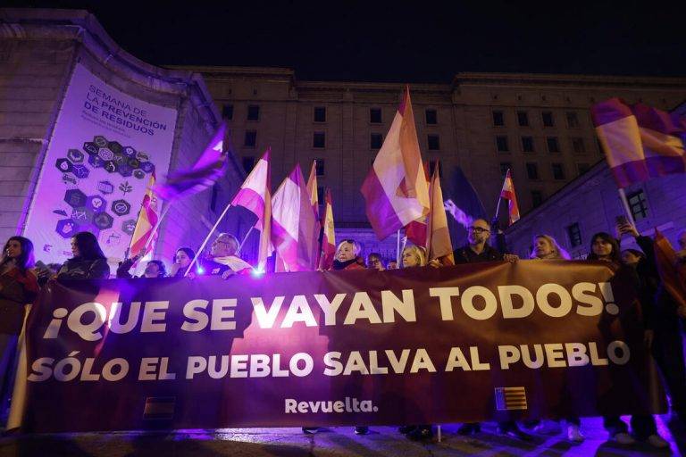 FOTOGRAFÍA. MADRID (COMUNIDAD DE MADRID) REINO DE ESPAÑA, 16 DE NOVIEMBRE DE 2024. Concentración, convocada por la organización patriota español "Revuelta", para pedir justicia para las víctimas por la gestión de la Depresión Aislada en Niveles Altos (DANA) o (gota fría) del pasado 29 de octubre de 2024 que ha dejado 218 fallecidos y 13 desaparecidos y reclamar las dimisiones del presidente del Govern de la Generalitat valenciana por el partido Popular (PP), Carlos Mazón Guixot, y del presidente del Gobierno de coalición progresista y comunista de España por el Partido Socialista Obrero Español (PSOE), Pedro Sánchez Pérez-Castejón, este sábado en Madrid (Comunidad de Madrid). Efe