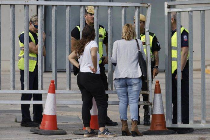 FOTOGRAFÍA. VALENCIA (COMUNIDAD VALENCIANA) REINO DE ESPAÑA, 01 DE NOVIEMBRE DE 2024. Dos mujeres hablan con efectivos de la UME a las puertas de la morgue improvisada que ha sido instalada en la Feria de Valencia, este viernes, 1 de noviembre de 2024. La Comunitat Valenciana intenta recuperarse de la peor Depresión Aislada en Niveles Altos (DANA) del siglo en España, que ha dejado más de dos centenares de muertos en esa región, además de un inmenso escenario de daños en carreteras, calles e infraestructuras de numerosas localidades. Una DANA tras fuertes lluvias torrenciales y golpear muy fuertemente al reino de España, con epicentro en la provincia de Valencia (Comunidad Valenciana) donde se ha registrado ya 202 muertos, como cifra provisional para este viernes 1 de noviembre de 20224, y con menos dureza en la provincia de Málaga (Andalucía) y en la región de Castilla-La Mancha. La devastación de los efectos de la DANA que arrasó este martes la provincia de Valencia dejó decenas de personas fallecidas -70 contabilizadas hasta las 16.00 horas-, la angustia de quienes no pueden contactar con sus familiares desde ayer e imágenes desoladoras de la destrucción que han dejado a su paso las inundaciones. En medio de la tragedia, que ha llevado a activar el protocolo de Múltiples Víctimas para identificar a los fallecidos, las autoridades combaten este miércoles un "nuevo enemigo": los bulos que alertan de supuestas evacuaciones, desbordamientos o la caída del 112, que interrumpen la labor de los servicios de emergencias. La ciudadanía de la provincia ha recibido a primera hora de esta mañana de nuevo en sus móviles un mensaje del sistema Es-Alert para evitar cualquier tipo de desplazamiento por las carreteras de la provincia, muchas de cuales permanecen cortadas e impiden todavía acceder a las zonas más afectadas. Efe