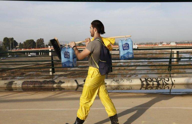 FOTOGRAFÍA. LA TORRE (VALENCIA) COMUNIDAD VALENCIANA (REINO DE ESPAÑA), 09 DE NOVIEMBRE DE 2024. Vista de los mensajes de apoyo en la pasarela peatonal que conecta la ciudad con su pedanía de La Torre y que ha sido denominado como 'Puente de la solidaridad' este sábado en Valencia. Una marea humana y material de emergencia afronta el fin de semana con el reto de avanzar en la recuperación de la zona cero de la dana que asoló Valencia hace 11 días y de encontrar más personas desaparecidas, todo ello en medio de un 'ejército' de voluntarios, una ingente cantidad de ayuda solidaria y el eco incesante de la polémica política en torno a la gestión de aquel fatídico 29 de octubre. Efe