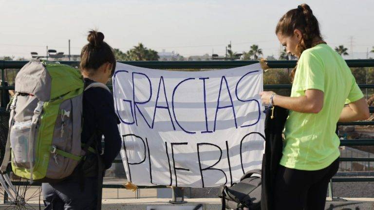 FOTOGRAFÍA. LA TORRE (VALENCIA) COMUNIDAD VALENCIANA (REINO DE ESPAÑA), 09 DE NOVIEMBRE DE 2024. Vista de los mensajes de apoyo en la pasarela peatonal que conecta la ciudad con su pedanía de La Torre y que ha sido denominado como 'Puente de la solidaridad' este sábado en Valencia. Una marea humana y material de emergencia afronta el fin de semana con el reto de avanzar en la recuperación de la zona cero de la dana que asoló Valencia hace 11 días y de encontrar más personas desaparecidas, todo ello en medio de un 'ejército' de voluntarios, una ingente cantidad de ayuda solidaria y el eco incesante de la polémica política en torno a la gestión de aquel fatídico 29 de octubre. Efe