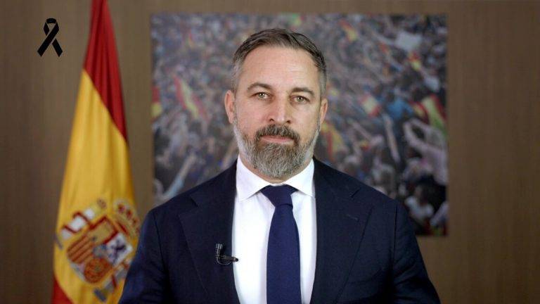FOTOGRAFÍA. MADRID (REINO DE ESPAÑA), 02 DE NOVIEMBRE DE 2024. Declaración Institucional del líder opositor español y presidente dle partido político VOX, tercera fuerza en España, Santiago Abascal Conde, sobre la Depresión Aislada en Niveles Altos (DANA) o (gota fría), en la Comunidad Valenciana, principalmente en la provincia de Valencia, punto cero de la catástrofe, así como sobre la DANA en Andalucía y Castilla-La Mancha. La Comunitat Valenciana intenta recuperarse de la peor Depresión Aislada en Niveles Altos (DANA) del siglo en España, que ha dejado más de dos centenares de muertos en esa región, además de un inmenso escenario de daños en carreteras, calles e infraestructuras de numerosas localidades. Una DANA tras fuertes lluvias torrenciales y golpear muy fuertemente al reino de España, con epicentro en la provincia de Valencia (Comunidad Valenciana) donde se ha registrado ya 211 muertos, como cifra provisional para este sábado 2 de noviembre de 20224, y con menos dureza en la provincia de Málaga (Andalucía) y en la región de Castilla-La Mancha. La devastación de los efectos de la DANA que arrasó este martes la provincia de Valencia dejó decenas de personas fallecidas -70 contabilizadas hasta las 16.00 horas-, la angustia de quienes no pueden contactar con sus familiares desde ayer e imágenes desoladoras de la destrucción que han dejado a su paso las inundaciones. En medio de la tragedia, que ha llevado a activar el protocolo de Múltiples Víctimas para identificar a los fallecidos, las autoridades combaten este miércoles un "nuevo enemigo": los bulos que alertan de supuestas evacuaciones, desbordamientos o la caída del 112, que interrumpen la labor de los servicios de emergencias. La ciudadanía de la provincia ha recibido a primera hora de esta mañana de nuevo en sus móviles un mensaje del sistema Es-Alert para evitar cualquier tipo de desplazamiento por las carreteras de la provincia, muchas de cuales permanecen cortadas e impiden todavía acceder a las zonas más afectadas. Lasvocesdelpueblo (Ñ Pueblo)