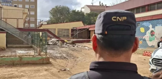 FOTOGRAFÍA. MASSANASA (VALENCIA) COMUNIDAD VALENCIANA (REINO DE ESPAÑA, 24 DE NOVIEMBRE DE 2024. Vista del exterior del colegio Lluís Vives de Massanassa (Valencia), una de las zonas afectadas por la Depresión Aislada en Niveles Altos (DANA) o (gota fría), donde un operario que estaba realizando tareas de limpieza ha fallecido este domingo tras el derrumbe de parte del tejado del centro educativo. Cuerpo Nacional de Policía del Reino de España/Lasvocesdelpueblo (Ñ Pueblo)