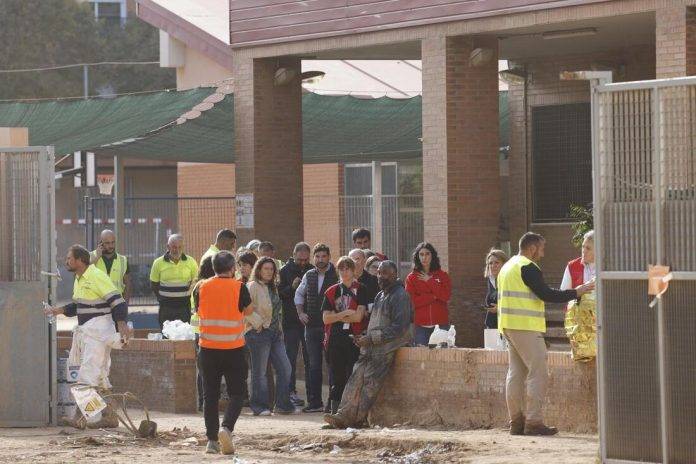 FOTOGRAFÍA. MASSANASA (VALENCIA) COMUNIDAD VALENCIANA (REINO DE ESPAÑA, 24 DE NOVIEMBRE DE 2024. Vista del exterior del colegio Lluís Vives de Massanassa (Valencia), una de las zonas afectadas por la Depresión Aislada en Niveles Altos (DANA) o (gota fría), donde un operario que estaba realizando tareas de limpieza ha fallecido este domingo tras el derrumbe de parte del tejado del centro educativo. Efe