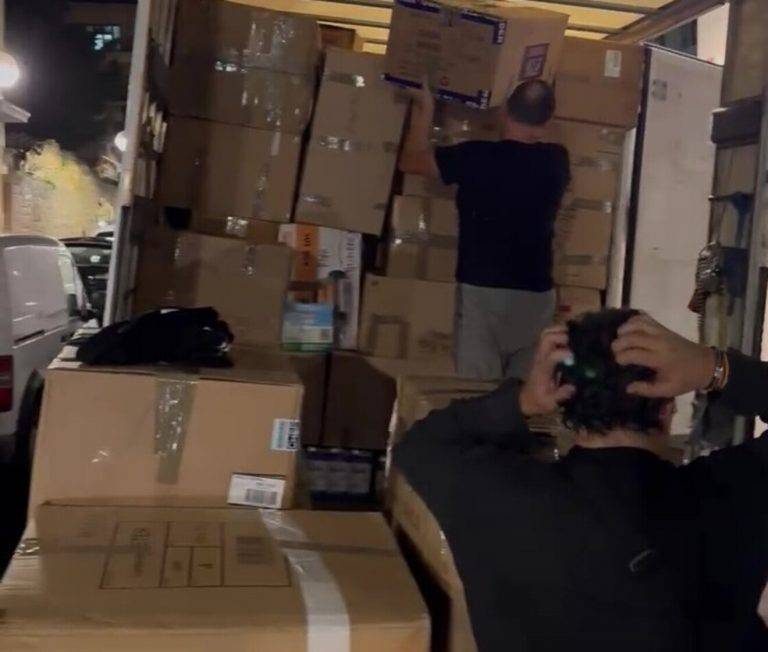 FOTOGRAFÍA. TARRAGONA (CATALUÑA) REINO DE ESPAÑA, 02 DE OCTUBRE DE 2024. VOX envía desde Tarragona ayuda humanitaria en un camión y una furgoneta a Silla (Valencia) para los damnificados por la Depresión Aislada en Niveles Altos (DANA) o (gota fría). La formación política asegura que va a seguir recogiendo materiales para las personas afectadas en la Comunidad Valenciana hasta el 8 de noviembre de 2024, y no descarta ampliar su campaña para colaborar con los compatriotas valencianos que están en guerra contra el fango. Lasvocesdelpueblo (Ñ pueblo)