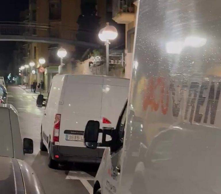 FOTOGRAFÍA. TARRAGONA (CATALUÑA) REINO DE ESPAÑA, 02 DE OCTUBRE DE 2024. VOX envía desde Tarragona ayuda humanitaria en un camión y una furgoneta a Silla (Valencia) para los damnificados por la Depresión Aislada en Niveles Altos (DANA) o (gota fría). La formación política asegura que va a seguir recogiendo materiales para las personas afectadas en la Comunidad Valenciana hasta el 8 de noviembre de 2024, y no descarta ampliar su campaña para colaborar con los compatriotas valencianos que están en guerra contra el fango. Lasvocesdelpueblo (Ñ pueblo)