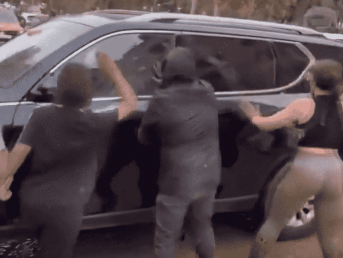 DANA pAIPORTA, PAIPORTA, SANCHEZ PAIPORTA, LOS REYES EN PAIPORTA, MAZON , DANA VALENCIA,VALENCIA,VISITA DE LOS REYES EN PAIPORTA, COCHE DE PEDRO SÁNCHEZ (1) FOTOGRAFÍA. PAIPORTA (VALENCIA) COMUNIDAD VALENCIANA (REINO DE ESPAÑA, 03 DE NOVIEMBRE DE 2024. Vecinos abandonados a su suerte por las Administraciones (Gobierno de España de Pedro Sánchez, PSOE, y Gobierno regional de la Generalitat Valenciana, PP) atacan el coche del Presidente del Gobierno que huye escondido entre las sillas del vehículos abandonando la visita oficial con sus Majestades los Reyes de España quienes se quedan conversando con los vecinos. El coche del presidente de Gobierno llega al centro de la Cruz Roja con las lunas rotas. Gritos de 'fuera', así como lanzamiento de barro, han recibido a la comitiva de sus majestades los reyes de España, el presidente del Gobierno de España, Pedro Sánchez Pérez-Castejón (PSOE), y el president del Govern de la Generalitat Valenciana, Carlos Mazón Guixot (PP), a su llegada al centro de Paiporta (Valencia) -zona cero del apocalipsi sobre la provincia de Valencia, la Depresión Aislada en Niveles Altos (DANA) o (gota fría) del martes 29 y miércoles 30 de octubre de 2024. Decenas de voluntarios y vecinos de Paiporta indignados tras sufrir el claro abandono de todas las instituciones del estados durante varios días en los han estado conviviendo con cadáveres de sus seres queridos en los refugios y otros sitios improvisados, han recibido con insultos a la comitiva, con gritos de "fuera, fuera" dirigido a los dos principales responsables: Pedro Sánchez Pérez-Castejón (PSOE) y Carlos Monzón Guixot (PP), y se han encarado con ella, mientras que tanto el rey como la reina ha intentado mediar con jóvenes que se les han acercado. Con la cara manchada de barro, igual que su abrigo, el rey ha seguido avanzando por una de las calles principales de esta localidad de la zona cero de la dana y ha tratado de tranquilizar a varios de los voluntarios, muy alterados tras cinco días de desastre por la riada. La reina también ha dialogado con algunos de los indignados, mientras que seguían los gritos de 'fuera, fuera' y algunos insultos dirigidos a todas las autoridades. Aunque en un principio la seguridad ha comenzado a abrir paraguas para evitar la caída de barro a la comitiva, posteriormente los han cerrado mientras que el rey seguía caminando y deteniéndose a hablar con los voluntarios y vecinos alterados. Efe.