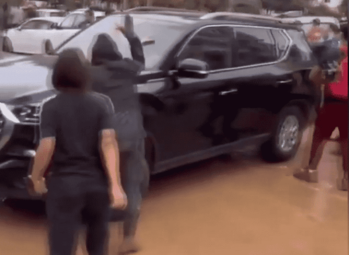 FOTOGRAFÍA. PAIPORTA (VALENCIA) COMUNIDAD VALENCIANA (REINO DE ESPAÑA, 03 DE NOVIEMBRE DE 2024. Vecinos abandonados a su suerte por las Administraciones (Gobierno de España de Pedro Sánchez, PSOE, y Gobierno regional de la Generalitat Valenciana, PP) atacan el coche del Presidente del Gobierno que huye escondido entre las sillas del vehículos abandonando la visita oficial con sus Majestades los Reyes de España quienes se quedan conversando con los vecinos. El coche del presidente de Gobierno llega al centro de la Cruz Roja con las lunas rotas. Gritos de 'fuera', así como lanzamiento de barro, han recibido a la comitiva de sus majestades los reyes de España, el presidente del Gobierno de España, Pedro Sánchez Pérez-Castejón (PSOE), y el president del Govern de la Generalitat Valenciana, Carlos Mazón Guixot (PP), a su llegada al centro de Paiporta (Valencia) -zona cero del apocalipsi sobre la provincia de Valencia, la Depresión Aislada en Niveles Altos (DANA) o (gota fría) del martes 29 y miércoles 30 de octubre de 2024. Decenas de voluntarios y vecinos de Paiporta indignados tras sufrir el claro abandono de todas las instituciones del estados durante varios días en los han estado conviviendo con cadáveres de sus seres queridos en los refugios y otros sitios improvisados, han recibido con insultos a la comitiva, con gritos de "fuera, fuera" dirigido a los dos principales responsables: Pedro Sánchez Pérez-Castejón (PSOE) y Carlos Monzón Guixot (PP), y se han encarado con ella, mientras que tanto el rey como la reina ha intentado mediar con jóvenes que se les han acercado. Con la cara manchada de barro, igual que su abrigo, el rey ha seguido avanzando por una de las calles principales de esta localidad de la zona cero de la dana y ha tratado de tranquilizar a varios de los voluntarios, muy alterados tras cinco días de desastre por la riada. La reina también ha dialogado con algunos de los indignados, mientras que seguían los gritos de 'fuera, fuera' y algunos insultos dirigidos a todas las autoridades. Aunque en un principio la seguridad ha comenzado a abrir paraguas para evitar la caída de barro a la comitiva, posteriormente los han cerrado mientras que el rey seguía caminando y deteniéndose a hablar con los voluntarios y vecinos alterados. Efe.