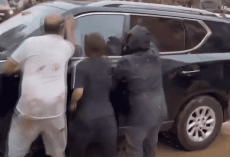 FOTOGRAFÍA. PAIPORTA (VALENCIA) COMUNIDAD VALENCIANA (REINO DE ESPAÑA, 03 DE NOVIEMBRE DE 2024. Vecinos abandonados a su suerte por las Administraciones (Gobierno de España de Pedro Sánchez, PSOE, y Gobierno regional de la Generalitat Valenciana, PP) atacan el coche del Presidente del Gobierno que huye escondido entre las sillas del vehículos abandonando la visita oficial con sus Majestades los Reyes de España quienes se quedan conversando con los vecinos. El coche del presidente de Gobierno llega al centro de la Cruz Roja con las lunas rotas. Gritos de 'fuera', así como lanzamiento de barro, han recibido a la comitiva de sus majestades los reyes de España, el presidente del Gobierno de España, Pedro Sánchez Pérez-Castejón (PSOE), y el president del Govern de la Generalitat Valenciana, Carlos Mazón Guixot (PP), a su llegada al centro de Paiporta (Valencia) -zona cero del apocalipsi sobre la provincia de Valencia, la Depresión Aislada en Niveles Altos (DANA) o (gota fría) del martes 29 y miércoles 30 de octubre de 2024. Decenas de voluntarios y vecinos de Paiporta indignados tras sufrir el claro abandono de todas las instituciones del estados durante varios días en los han estado conviviendo con cadáveres de sus seres queridos en los refugios y otros sitios improvisados, han recibido con insultos a la comitiva, con gritos de "fuera, fuera" dirigido a los dos principales responsables: Pedro Sánchez Pérez-Castejón (PSOE) y Carlos Monzón Guixot (PP), y se han encarado con ella, mientras que tanto el rey como la reina ha intentado mediar con jóvenes que se les han acercado. Con la cara manchada de barro, igual que su abrigo, el rey ha seguido avanzando por una de las calles principales de esta localidad de la zona cero de la dana y ha tratado de tranquilizar a varios de los voluntarios, muy alterados tras cinco días de desastre por la riada. La reina también ha dialogado con algunos de los indignados, mientras que seguían los gritos de 'fuera, fuera' y algunos insultos dirigidos a todas las autoridades. Aunque en un principio la seguridad ha comenzado a abrir paraguas para evitar la caída de barro a la comitiva, posteriormente los han cerrado mientras que el rey seguía caminando y deteniéndose a hablar con los voluntarios y vecinos alterados. Efe.