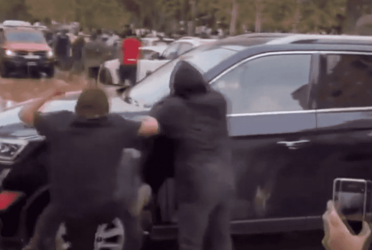 FOTOGRAFÍA. PAIPORTA (VALENCIA) COMUNIDAD VALENCIANA (REINO DE ESPAÑA, 03 DE NOVIEMBRE DE 2024. Vecinos abandonados a su suerte por las Administraciones (Gobierno de España de Pedro Sánchez, PSOE, y Gobierno regional de la Generalitat Valenciana, PP) atacan el coche del Presidente del Gobierno que huye escondido entre las sillas del vehículos abandonando la visita oficial con sus Majestades los Reyes de España quienes se quedan conversando con los vecinos. El coche del presidente de Gobierno llega al centro de la Cruz Roja con las lunas rotas. Gritos de 'fuera', así como lanzamiento de barro, han recibido a la comitiva de sus majestades los reyes de España, el presidente del Gobierno de España, Pedro Sánchez Pérez-Castejón (PSOE), y el president del Govern de la Generalitat Valenciana, Carlos Mazón Guixot (PP), a su llegada al centro de Paiporta (Valencia) -zona cero del apocalipsi sobre la provincia de Valencia, la Depresión Aislada en Niveles Altos (DANA) o (gota fría) del martes 29 y miércoles 30 de octubre de 2024. Decenas de voluntarios y vecinos de Paiporta indignados tras sufrir el claro abandono de todas las instituciones del estados durante varios días en los han estado conviviendo con cadáveres de sus seres queridos en los refugios y otros sitios improvisados, han recibido con insultos a la comitiva, con gritos de "fuera, fuera" dirigido a los dos principales responsables: Pedro Sánchez Pérez-Castejón (PSOE) y Carlos Monzón Guixot (PP), y se han encarado con ella, mientras que tanto el rey como la reina ha intentado mediar con jóvenes que se les han acercado. Con la cara manchada de barro, igual que su abrigo, el rey ha seguido avanzando por una de las calles principales de esta localidad de la zona cero de la dana y ha tratado de tranquilizar a varios de los voluntarios, muy alterados tras cinco días de desastre por la riada. La reina también ha dialogado con algunos de los indignados, mientras que seguían los gritos de 'fuera, fuera' y algunos insultos dirigidos a todas las autoridades. Aunque en un principio la seguridad ha comenzado a abrir paraguas para evitar la caída de barro a la comitiva, posteriormente los han cerrado mientras que el rey seguía caminando y deteniéndose a hablar con los voluntarios y vecinos alterados. Efe.