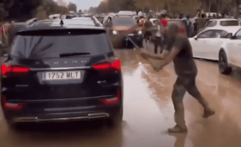 FOTOGRAFÍA. PAIPORTA (VALENCIA) COMUNIDAD VALENCIANA (REINO DE ESPAÑA, 03 DE NOVIEMBRE DE 2024. Vecinos abandonados a su suerte por las Administraciones (Gobierno de España de Pedro Sánchez, PSOE, y Gobierno regional de la Generalitat Valenciana, PP) atacan el coche del Presidente del Gobierno que huye escondido entre las sillas del vehículos abandonando la visita oficial con sus Majestades los Reyes de España quienes se quedan conversando con los vecinos. El coche del presidente de Gobierno llega al centro de la Cruz Roja con las lunas rotas. Gritos de 'fuera', así como lanzamiento de barro, han recibido a la comitiva de sus majestades los reyes de España, el presidente del Gobierno de España, Pedro Sánchez Pérez-Castejón (PSOE), y el president del Govern de la Generalitat Valenciana, Carlos Mazón Guixot (PP), a su llegada al centro de Paiporta (Valencia) -zona cero del apocalipsi sobre la provincia de Valencia, la Depresión Aislada en Niveles Altos (DANA) o (gota fría) del martes 29 y miércoles 30 de octubre de 2024. Decenas de voluntarios y vecinos de Paiporta indignados tras sufrir el claro abandono de todas las instituciones del estados durante varios días en los han estado conviviendo con cadáveres de sus seres queridos en los refugios y otros sitios improvisados, han recibido con insultos a la comitiva, con gritos de "fuera, fuera" dirigido a los dos principales responsables: Pedro Sánchez Pérez-Castejón (PSOE) y Carlos Monzón Guixot (PP), y se han encarado con ella, mientras que tanto el rey como la reina ha intentado mediar con jóvenes que se les han acercado. Con la cara manchada de barro, igual que su abrigo, el rey ha seguido avanzando por una de las calles principales de esta localidad de la zona cero de la dana y ha tratado de tranquilizar a varios de los voluntarios, muy alterados tras cinco días de desastre por la riada. La reina también ha dialogado con algunos de los indignados, mientras que seguían los gritos de 'fuera, fuera' y algunos insultos dirigidos a todas las autoridades. Aunque en un principio la seguridad ha comenzado a abrir paraguas para evitar la caída de barro a la comitiva, posteriormente los han cerrado mientras que el rey seguía caminando y deteniéndose a hablar con los voluntarios y vecinos alterados. Efe.