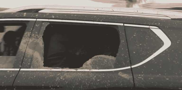 FOTOGRAFÍA. PAIPORTA (VALENCIA) COMUNIDAD VALENCIANA (REINO DE ESPAÑA, 03 DE NOVIEMBRE DE 2024. Vecinos abandonados a su suerte por las Administraciones (Gobierno de España de Pedro Sánchez, PSOE, y Gobierno regional de la Generalitat Valenciana, PP) atacan el coche del Presidente del Gobierno que huye escondido entre las sillas del vehículos abandonando la visita oficial con sus Majestades los Reyes de España quienes se quedan conversando con los vecinos. El coche del presidente de Gobierno llega al centro de la Cruz Roja con las lunas rotas. Gritos de 'fuera', así como lanzamiento de barro, han recibido a la comitiva de sus majestades los reyes de España, el presidente del Gobierno de España, Pedro Sánchez Pérez-Castejón (PSOE), y el president del Govern de la Generalitat Valenciana, Carlos Mazón Guixot (PP), a su llegada al centro de Paiporta (Valencia) -zona cero del apocalipsi sobre la provincia de Valencia, la Depresión Aislada en Niveles Altos (DANA) o (gota fría) del martes 29 y miércoles 30 de octubre de 2024. Decenas de voluntarios y vecinos de Paiporta indignados tras sufrir el claro abandono de todas las instituciones del estados durante varios días en los han estado conviviendo con cadáveres de sus seres queridos en los refugios y otros sitios improvisados, han recibido con insultos a la comitiva, con gritos de "fuera, fuera" dirigido a los dos principales responsables: Pedro Sánchez Pérez-Castejón (PSOE) y Carlos Monzón Guixot (PP), y se han encarado con ella, mientras que tanto el rey como la reina ha intentado mediar con jóvenes que se les han acercado. Con la cara manchada de barro, igual que su abrigo, el rey ha seguido avanzando por una de las calles principales de esta localidad de la zona cero de la dana y ha tratado de tranquilizar a varios de los voluntarios, muy alterados tras cinco días de desastre por la riada. La reina también ha dialogado con algunos de los indignados, mientras que seguían los gritos de 'fuera, fuera' y algunos insultos dirigidos a todas las autoridades. Aunque en un principio la seguridad ha comenzado a abrir paraguas para evitar la caída de barro a la comitiva, posteriormente los han cerrado mientras que el rey seguía caminando y deteniéndose a hablar con los voluntarios y vecinos alterados. Efe.