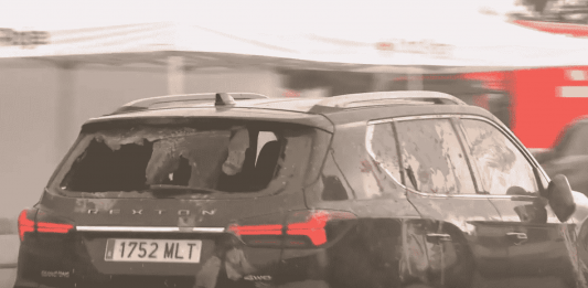 FOTOGRAFÍA. PAIPORTA (VALENCIA) COMUNIDAD VALENCIANA (REINO DE ESPAÑA, 03 DE NOVIEMBRE DE 2024. Vecinos abandonados a su suerte por las Administraciones (Gobierno de España de Pedro Sánchez, PSOE, y Gobierno regional de la Generalitat Valenciana, PP) atacan el coche del Presidente del Gobierno que huye escondido entre las sillas del vehículos abandonando la visita oficial con sus Majestades los Reyes de España quienes se quedan conversando con los vecinos. El coche del presidente de Gobierno llega al centro de la Cruz Roja con las lunas rotas. Gritos de 'fuera', así como lanzamiento de barro, han recibido a la comitiva de sus majestades los reyes de España, el presidente del Gobierno de España, Pedro Sánchez Pérez-Castejón (PSOE), y el president del Govern de la Generalitat Valenciana, Carlos Mazón Guixot (PP), a su llegada al centro de Paiporta (Valencia) -zona cero del apocalipsi sobre la provincia de Valencia, la Depresión Aislada en Niveles Altos (DANA) o (gota fría) del martes 29 y miércoles 30 de octubre de 2024. Decenas de voluntarios y vecinos de Paiporta indignados tras sufrir el claro abandono de todas las instituciones del estados durante varios días en los han estado conviviendo con cadáveres de sus seres queridos en los refugios y otros sitios improvisados, han recibido con insultos a la comitiva, con gritos de "fuera, fuera" dirigido a los dos principales responsables: Pedro Sánchez Pérez-Castejón (PSOE) y Carlos Monzón Guixot (PP), y se han encarado con ella, mientras que tanto el rey como la reina ha intentado mediar con jóvenes que se les han acercado. Con la cara manchada de barro, igual que su abrigo, el rey ha seguido avanzando por una de las calles principales de esta localidad de la zona cero de la dana y ha tratado de tranquilizar a varios de los voluntarios, muy alterados tras cinco días de desastre por la riada. La reina también ha dialogado con algunos de los indignados, mientras que seguían los gritos de 'fuera, fuera' y algunos insultos dirigidos a todas las autoridades. Aunque en un principio la seguridad ha comenzado a abrir paraguas para evitar la caída de barro a la comitiva, posteriormente los han cerrado mientras que el rey seguía caminando y deteniéndose a hablar con los voluntarios y vecinos alterados. Efe.