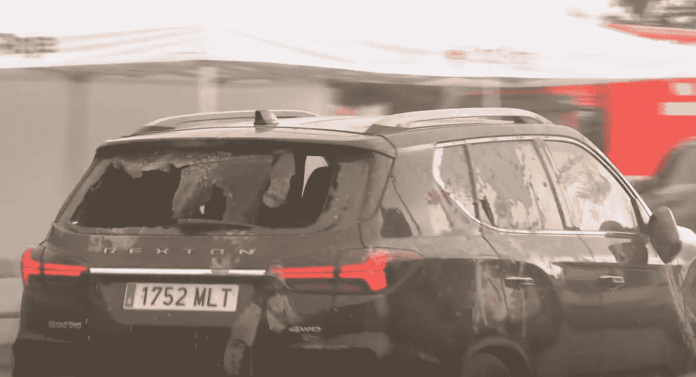 DANA pAIPORTA, PAIPORTA, SANCHEZ PAIPORTA, LOS REYES EN PAIPORTA, MAZON , DANA VALENCIA,VALENCIA,VISITA DE LOS REYES EN PAIPORTA, COCHE DE PEDRO SÁNCHEZ (7) FOTOGRAFÍA. PAIPORTA (VALENCIA) COMUNIDAD VALENCIANA (REINO DE ESPAÑA, 03 DE NOVIEMBRE DE 2024. Vecinos abandonados a su suerte por las Administraciones (Gobierno de España de Pedro Sánchez, PSOE, y Gobierno regional de la Generalitat Valenciana, PP) atacan el coche del Presidente del Gobierno que huye escondido entre las sillas del vehículos abandonando la visita oficial con sus Majestades los Reyes de España quienes se quedan conversando con los vecinos. El coche del presidente de Gobierno llega al centro de la Cruz Roja con las lunas rotas. Gritos de 'fuera', así como lanzamiento de barro, han recibido a la comitiva de sus majestades los reyes de España, el presidente del Gobierno de España, Pedro Sánchez Pérez-Castejón (PSOE), y el president del Govern de la Generalitat Valenciana, Carlos Mazón Guixot (PP), a su llegada al centro de Paiporta (Valencia) -zona cero del apocalipsi sobre la provincia de Valencia, la Depresión Aislada en Niveles Altos (DANA) o (gota fría) del martes 29 y miércoles 30 de octubre de 2024. Decenas de voluntarios y vecinos de Paiporta indignados tras sufrir el claro abandono de todas las instituciones del estados durante varios días en los han estado conviviendo con cadáveres de sus seres queridos en los refugios y otros sitios improvisados, han recibido con insultos a la comitiva, con gritos de "fuera, fuera" dirigido a los dos principales responsables: Pedro Sánchez Pérez-Castejón (PSOE) y Carlos Monzón Guixot (PP), y se han encarado con ella, mientras que tanto el rey como la reina ha intentado mediar con jóvenes que se les han acercado. Con la cara manchada de barro, igual que su abrigo, el rey ha seguido avanzando por una de las calles principales de esta localidad de la zona cero de la dana y ha tratado de tranquilizar a varios de los voluntarios, muy alterados tras cinco días de desastre por la riada. La reina también ha dialogado con algunos de los indignados, mientras que seguían los gritos de 'fuera, fuera' y algunos insultos dirigidos a todas las autoridades. Aunque en un principio la seguridad ha comenzado a abrir paraguas para evitar la caída de barro a la comitiva, posteriormente los han cerrado mientras que el rey seguía caminando y deteniéndose a hablar con los voluntarios y vecinos alterados. Efe.