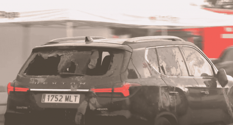 FOTOGRAFÍA. PAIPORTA (VALENCIA) COMUNIDAD VALENCIANA (REINO DE ESPAÑA, 03 DE NOVIEMBRE DE 2024. Vecinos abandonados a su suerte por las Administraciones (Gobierno de España de Pedro Sánchez, PSOE, y Gobierno regional de la Generalitat Valenciana, PP) atacan el coche del Presidente del Gobierno que huye escondido entre las sillas del vehículos abandonando la visita oficial con sus Majestades los Reyes de España quienes se quedan conversando con los vecinos. El coche del presidente de Gobierno llega al centro de la Cruz Roja con las lunas rotas. Gritos de 'fuera', así como lanzamiento de barro, han recibido a la comitiva de sus majestades los reyes de España, el presidente del Gobierno de España, Pedro Sánchez Pérez-Castejón (PSOE), y el president del Govern de la Generalitat Valenciana, Carlos Mazón Guixot (PP), a su llegada al centro de Paiporta (Valencia) -zona cero del apocalipsi sobre la provincia de Valencia, la Depresión Aislada en Niveles Altos (DANA) o (gota fría) del martes 29 y miércoles 30 de octubre de 2024. Decenas de voluntarios y vecinos de Paiporta indignados tras sufrir el claro abandono de todas las instituciones del estados durante varios días en los han estado conviviendo con cadáveres de sus seres queridos en los refugios y otros sitios improvisados, han recibido con insultos a la comitiva, con gritos de "fuera, fuera" dirigido a los dos principales responsables: Pedro Sánchez Pérez-Castejón (PSOE) y Carlos Monzón Guixot (PP), y se han encarado con ella, mientras que tanto el rey como la reina ha intentado mediar con jóvenes que se les han acercado. Con la cara manchada de barro, igual que su abrigo, el rey ha seguido avanzando por una de las calles principales de esta localidad de la zona cero de la dana y ha tratado de tranquilizar a varios de los voluntarios, muy alterados tras cinco días de desastre por la riada. La reina también ha dialogado con algunos de los indignados, mientras que seguían los gritos de 'fuera, fuera' y algunos insultos dirigidos a todas las autoridades. Aunque en un principio la seguridad ha comenzado a abrir paraguas para evitar la caída de barro a la comitiva, posteriormente los han cerrado mientras que el rey seguía caminando y deteniéndose a hablar con los voluntarios y vecinos alterados. Efe.