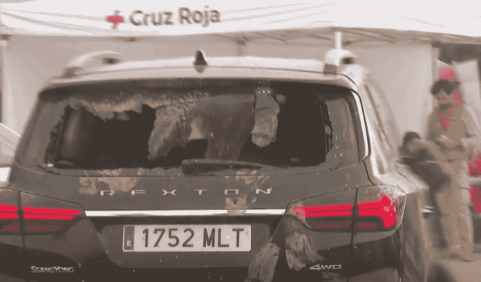 FOTOGRAFÍA. PAIPORTA (VALENCIA) COMUNIDAD VALENCIANA (REINO DE ESPAÑA, 03 DE NOVIEMBRE DE 2024. Vecinos abandonados a su suerte por las Administraciones (Gobierno de España de Pedro Sánchez, PSOE, y Gobierno regional de la Generalitat Valenciana, PP) atacan el coche del Presidente del Gobierno que huye escondido entre las sillas del vehículos abandonando la visita oficial con sus Majestades los Reyes de España quienes se quedan conversando con los vecinos. El coche del presidente de Gobierno llega al centro de la Cruz Roja con las lunas rotas. Gritos de 'fuera', así como lanzamiento de barro, han recibido a la comitiva de sus majestades los reyes de España, el presidente del Gobierno de España, Pedro Sánchez Pérez-Castejón (PSOE), y el president del Govern de la Generalitat Valenciana, Carlos Mazón Guixot (PP), a su llegada al centro de Paiporta (Valencia) -zona cero del apocalipsi sobre la provincia de Valencia, la Depresión Aislada en Niveles Altos (DANA) o (gota fría) del martes 29 y miércoles 30 de octubre de 2024. Decenas de voluntarios y vecinos de Paiporta indignados tras sufrir el claro abandono de todas las instituciones del estados durante varios días en los han estado conviviendo con cadáveres de sus seres queridos en los refugios y otros sitios improvisados, han recibido con insultos a la comitiva, con gritos de "fuera, fuera" dirigido a los dos principales responsables: Pedro Sánchez Pérez-Castejón (PSOE) y Carlos Monzón Guixot (PP), y se han encarado con ella, mientras que tanto el rey como la reina ha intentado mediar con jóvenes que se les han acercado. Con la cara manchada de barro, igual que su abrigo, el rey ha seguido avanzando por una de las calles principales de esta localidad de la zona cero de la dana y ha tratado de tranquilizar a varios de los voluntarios, muy alterados tras cinco días de desastre por la riada. La reina también ha dialogado con algunos de los indignados, mientras que seguían los gritos de 'fuera, fuera' y algunos insultos dirigidos a todas las autoridades. Aunque en un principio la seguridad ha comenzado a abrir paraguas para evitar la caída de barro a la comitiva, posteriormente los han cerrado mientras que el rey seguía caminando y deteniéndose a hablar con los voluntarios y vecinos alterados. Efe.