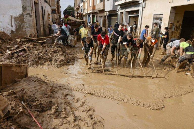 FOTOGRAFÍA. MASSANASSA (VALÈNCIA) COMUNIDAD VALENCIANA (REINO DE ESPAÑA), 07 DE NOVIEMBRE DE 2024. Voluntarios barren el lodo de una calle de Massanassa, en la provincia de Valencia (Comunidad Valenciana, este jueves, 7 de noviembre de 2024, tras los efectos trágicos de la Depresión Aislada en Niveles Altos (DANA) o (gota fría) del pasado martes 29 y miércoles 30 de octubre de 2024. Efe