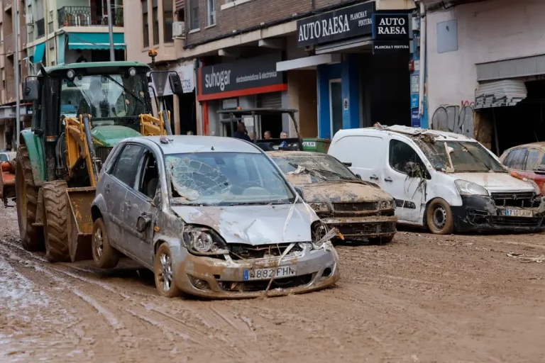 FOTOGRAFÍA. VALENCIA (COMUNIDAD VALENCIANA) REINO DE ESPAÑA, 01 DE NOVIEMBRE DE 2024. Una máquina excavadora retira los vehículos amontonados en una calle de Alfafar (Valencia), este viernes. La búsqueda de desaparecidos, la identificación de víctimas mortales, las tareas de limpieza y la reparación de infraestructuras continúan tres días después de las inundaciones que han asolado la provincia de Valencia, en una jornada en la que el Gobierno envía a 500 militares más, que se sumarán a las 1.200 efectivos de la Unidad Militar de Emergencias (UME), para actuar en Utiel, Requena, Riba-roja, Torrent, Paiporta y Algemesí. La Comunitat Valenciana intenta recuperarse de la peor Depresión Aislada en Niveles Altos (DANA) del siglo en España, que ha dejado más de dos centenares de muertos en esa región, además de un inmenso escenario de daños en carreteras, calles e infraestructuras de numerosas localidades. Una DANA tras fuertes lluvias torrenciales y golpear muy fuertemente al reino de España, con epicentro en la provincia de Valencia (Comunidad Valenciana) donde se ha registrado ya 202 muertos, como cifra provisional para este viernes 1 de noviembre de 20224, y con menos dureza en la provincia de Málaga (Andalucía) y en la región de Castilla-La Mancha. La devastación de los efectos de la DANA que arrasó este martes la provincia de Valencia dejó decenas de personas fallecidas -70 contabilizadas hasta las 16.00 horas-, la angustia de quienes no pueden contactar con sus familiares desde ayer e imágenes desoladoras de la destrucción que han dejado a su paso las inundaciones. En medio de la tragedia, que ha llevado a activar el protocolo de Múltiples Víctimas para identificar a los fallecidos, las autoridades combaten este miércoles un "nuevo enemigo": los bulos que alertan de supuestas evacuaciones, desbordamientos o la caída del 112, que interrumpen la labor de los servicios de emergencias. La ciudadanía de la provincia ha recibido a primera hora de esta mañana de nuevo en sus móviles un mensaje del sistema Es-Alert para evitar cualquier tipo de desplazamiento por las carreteras de la provincia, muchas de cuales permanecen cortadas e impiden todavía acceder a las zonas más afectadas. Efe