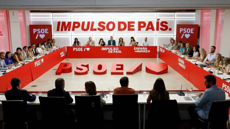 FOTOGRAFÍA. MADRID (COMUNIDAD DE MADRID) REINO DE ESPAÑA, 02 DE SEPTIEMBRE DE 2024. Se ha registrado hoy en la sede nacional del Partido Socialista Obrero Español (PSOE) al líder socialista y presidente del Gobierno de España, Pedro Sánchez Pérez-Castejón (c), durante la reunión de la Comisión Ejecutiva Federal de PSOE, que trató el adelanto del congreso federal del partido a noviembre, un movimiento con el que busca consolidar su liderazgo y reactivar la formación ante los recelos que la financiación singular para Cataluña pactada con el partido separatista de ultraizquierda Esquerra Republicana de Catalunya (ERC) ha despertado entre algunos barones. Efe
