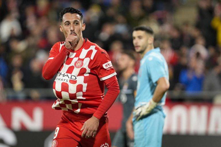 FOTOGRAFÍA. GERONA (CATALUÑA) REINO DE ESPAÑA, 23 DE NOVIEMBRE DE 2024. El delantero macedonio del Girona, Bojan Miovski, celebra el tercer gol de su equipo durante el encuentro correspondiente a la jornada 14 de Laliga EA Sportsen el estadio de Montilivi, en Gerona, en la Comunidad autónoma española de Cataluña. Efe