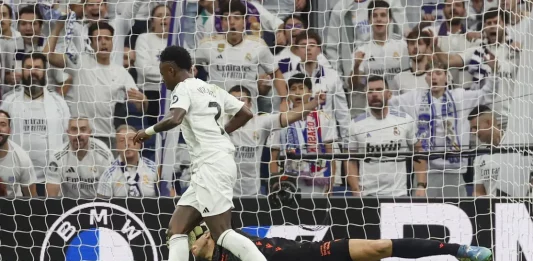 FOTOGRAFÍA. MADRID (REINO DE ESPAÑA), 09 DE NOVIEMBRE DE 2024. El delantero brasileño del Real Madrid Vinicius Junior se dispone a marcar uno de sus goles durante el partido de la jornada 13 de LaLiga entre Real Madrid y Osasuna, este sábado en el estadio Santiago Bernabéu en Madrid. Efe