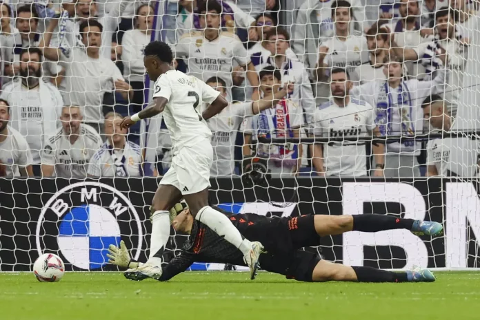 El Real Madrid vuelve a ganar con una goleada ante Osasuna (4-0) FOTOGRAFÍA. MADRID (REINO DE ESPAÑA), 09 DE NOVIEMBRE DE 2024. El delantero brasileño del Real Madrid Vinicius Junior se dispone a marcar uno de sus goles durante el partido de la jornada 13 de LaLiga entre Real Madrid y Osasuna, este sábado en el estadio Santiago Bernabéu en Madrid. Efe
