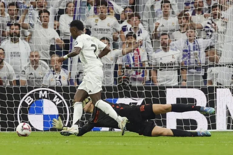 FOTOGRAFÍA. MADRID (REINO DE ESPAÑA), 09 DE NOVIEMBRE DE 2024. El delantero brasileño del Real Madrid Vinicius Junior se dispone a marcar uno de sus goles durante el partido de la jornada 13 de LaLiga entre Real Madrid y Osasuna, este sábado en el estadio Santiago Bernabéu en Madrid. Efe