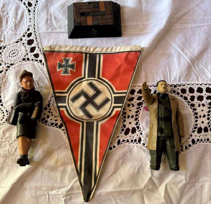 FOTOGRAFÍA. AITA AL-SHAAB (SUR DEL LÍBANO), 01 DE NOVIEMBRE DE 2024. Las Fuerzas de Defensa de Israel (FDI), integrantes del Ejército de la Tierra Santa (Tzáhal), han dado con un nuevo hallazgo que confirma el islamofascismo de los grupos antisemitas que conforman la cruzada anti-israelí liderada por la tiranía de los ayatolás —junto a sus aliados de la antiIsrael en el Occidente- desde la República Islámica de Irán hasta el Oriente Medio: en la Franja palestina de Gaza, con el Hamas ISIS, y en el sur del Líbano, con el Hezbolá ISIS. Se trata de cuadernos de adoctrinamiento nazi y bandera nazi con su cruz gamada (la esvástica); de muñecos SS, —los llamados "Schutzstaffel", organización paramilitar y política al servicio del líder del nazismo y del Tercer Reich alemán, Adolf Hitler, y al servicio del Partido Nacionalsocialista Obrero Alemán (NSDAP) en la Alemania nazi; también conocidos como "Einsatzgruppen" o "grupos operativos" o también «grupos de operaciones», que simplemente eran un conjunto de escuadrones de ejecución itinerantes especiales de la Alemania Nazi; unos escuadrones de la muerte que actuaron en Austria de 1938, Checoslovaquia (1939), en Polonia (1939) y la Unión de Repúblicas Socialistas Soviéticas (URSS) en 1941 masacrando masivamente en cámaras de gas o fusilamientos grupales a los civiles judíos, pegando primero el tiro en la nuca de los niños, que sus padres estaban obligados a levantarlos lo más arriba posible, y después fusilando a los padres de los críos—; entre otros, objetos como cajas de adorno siempre con la esvástica fascista, capturados por los guerreros santos durante la operación terrestre en contra el "enemigo" terrorista en el sur del Líbano: el Hezbollah (Hezbolá). Tzáhal/Lasvocesdelpueblo (Ñ Pueblo)