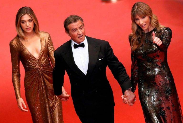 FOTOGRAFÍA. HOLLYWOOD (ESTADOS UNIDOS DE AMÉRICA), 28 DE JUNIO DE 2021. Una vida de película: Sylvester Stallone cumple 75. El actor, guionista, productor y director Sylvester Gardenzio Stallone (Sylvester Stallone), que alcanzó la cima de Hollywood dando vida a un personaje cuya historia escribió en tres días: "Rocky", y por el que consiguió tres premios Óscar, sigue machacándose en el gimnasio y permanece en activo cuando llega a los 75 años. En la ceremonia de entrega de los premios Óscar de 1977, el filme "Rocky" se alzó con la estatuilla a mejor película derrotando a "Taxi Driver" y "All the predisent’s men". También se llevó el reconocimiento a la mejor dirección y a la mejor edición. +++ Con tan solo 12 años ya se había fracturado más de diez huesos del cuerpo y había sido expulsado de 13 colegios. "No tuve una infancia perfecta, pero también creo que no estaría aquí con una infancia perfecta", aseguró Stallone a la revista GQ hace unos años. Rocky es, junto a John Rambo, el personaje estrella de Stallone. "Para cada tipo hay una oportunidad de ser mucho mejor de lo que pensó que podría ser. No todos podemos ser la estrella del equipo, pero podemos ser una estrella en nuestra vida. Ahí es donde fijas tu objetivo. Y es alcanzable, porque si yo lo hice, es factible", comentaba. De su puño y letra salió una de las sagas de acción más famosas de Hollywood, a cuyo protagonista también dio vida en la.... Efe