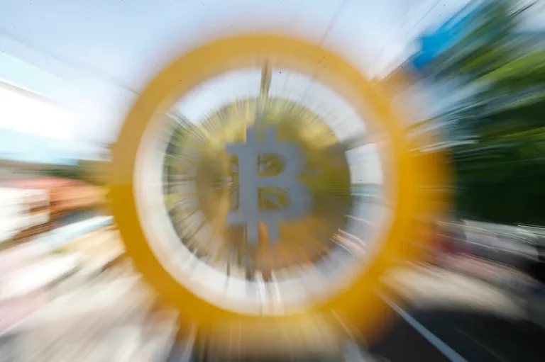 FOTOGRAFÍA. MADRID (COMUNIDAD DE MADRID) REINO DE ESPAÑA, 11 DE NOVIEMBRE DE 2024. Detalle de un símbolo del bitcóin. El bitcoin, la criptomoneda más utilizada y conocida del mercado, ha alcanzado este lunes un nuevo récord al situarse por primera vez en su historia por encima de los 81.000 dólares. Efe