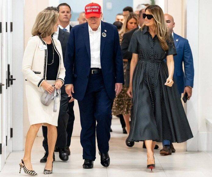 El candidato presidente Trump ha votado hoy junto a la primera dama de los Estados Unidos de América Melania Trump (Melanija KnavsMelania Knauss) (1) FOTOGRAFÍA. WASHINGTON (ESTADOS UNIDOS DE AMÉRICA), 05 DE NOVIEMBRE DE 2024. Elecciones a la Presidencia de los Estados Unidos de América, candidato patriota del Partido Republicano, Donald John Trump frente a la candidata de ultra izquierda del progresista Partido Demócrata, Kamala Devi Harris. El candidato presidente Trump ha votado hoy junto a la primera dama de los Estados Unidos de América Melania Trump (Melanija Knavs/Melania Knauss). Con una victoria en Wisconsin, Donald John Trump obtuvo los 277 votos electorales, con un total de 71.775.100 votos populares (51%), necesarios para asegurar la presidencia; mientras la candidata comunista kamala Devi Harris obtuvo 224 votos de delegados electorales y el voto popular de 66.895.185 votos (47.5%). "Quiero agradecer al pueblo estadounidense por el extraordinario honor de haber sido elegido su 47º presidente y su 45º presidente", dijo Trump a una multitud de seguidores que lo vitoreaban en Florida incluso antes de que se confirmara su victoria. Captura datos sobre el 100 % del escrutinio/Lasvocesdelpueblo (Ñ Pueblo)