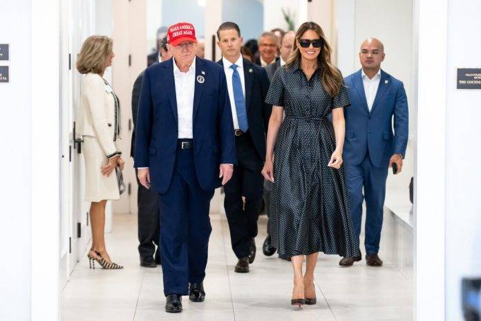 FOTOGRAFÍA. WASHINGTON (ESTADOS UNIDOS DE AMÉRICA), 05 DE NOVIEMBRE DE 2024. Elecciones a la Presidencia de los Estados Unidos de América, candidato patriota del Partido Republicano, Donald John Trump frente a la candidata de ultra izquierda del progresista Partido Demócrata, Kamala Devi Harris. El candidato presidente Trump ha votado hoy junto a la primera dama de los Estados Unidos de América Melania Trump (Melanija Knavs/Melania Knauss). Con una victoria en Wisconsin, Donald John Trump obtuvo los 277 votos electorales, con un total de 71.775.100 votos populares (51%), necesarios para asegurar la presidencia; mientras la candidata comunista kamala Devi Harris obtuvo 224 votos de delegados electorales y el voto popular de 66.895.185 votos (47.5%). "Quiero agradecer al pueblo estadounidense por el extraordinario honor de haber sido elegido su 47º presidente y su 45º presidente", dijo Trump a una multitud de seguidores que lo vitoreaban en Florida incluso antes de que se confirmara su victoria. Captura datos sobre el 100 % del escrutinio/Lasvocesdelpueblo (Ñ Pueblo)