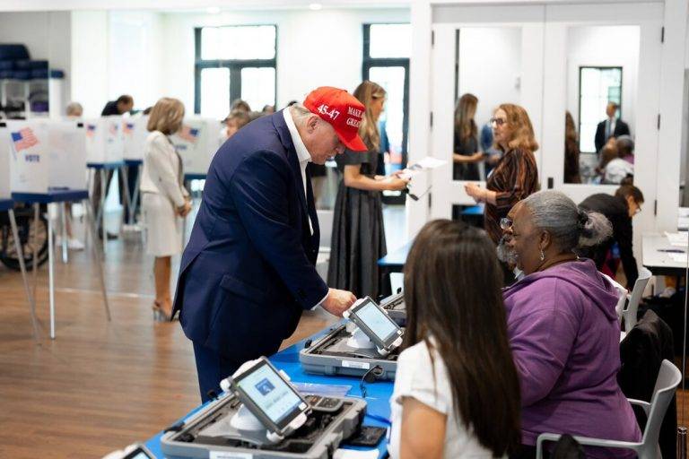 FOTOGRAFÍA. WASHINGTON (ESTADOS UNIDOS DE AMÉRICA), 05 DE NOVIEMBRE DE 2024. Elecciones a la Presidencia de los Estados Unidos de América, candidato patriota del Partido Republicano, Donald John Trump frente a la candidata de ultra izquierda del progresista Partido Demócrata, Kamala Devi Harris. El candidato presidente Trump ha votado hoy junto a la primera dama de los Estados Unidos de América Melania Trump (Melanija Knavs/Melania Knauss). Con una victoria en Wisconsin, Donald John Trump obtuvo los 277 votos electorales, con un total de 71.775.100 votos populares (51%), necesarios para asegurar la presidencia; mientras la candidata comunista kamala Devi Harris obtuvo 224 votos de delegados electorales y el voto popular de 66.895.185 votos (47.5%). "Quiero agradecer al pueblo estadounidense por el extraordinario honor de haber sido elegido su 47º presidente y su 45º presidente", dijo Trump a una multitud de seguidores que lo vitoreaban en Florida incluso antes de que se confirmara su victoria. Captura datos sobre el 100 % del escrutinio/Lasvocesdelpueblo (Ñ Pueblo)