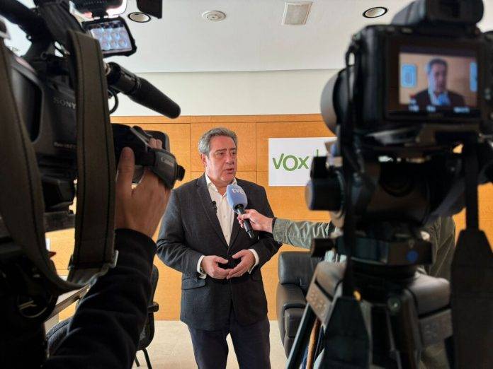 El portavoz del Grupo Parlamentario de VOX en les Corts Valencianes (Parlamento autonómico de la Comunidad autónoma Valenciana), José María Llanos Pitarch (2) FOTOGRAFÍA. VALENCIA (REINO DE ESPAÑA), 08 DE NOVIEMBRE DE 2024. El portavoz del Grupo Parlamentario de VOX en les Corts Valencianes (Parlamento autonómico de la Comunidad autónoma Valenciana), José María Llanos Pitarch, ha valorado este viernes la gestión de los efectos apocalípticos de la Depresión Aislada en Niveles Altos (DANA) o (gota fría), que azotó el Reino de España los días martes 29 y miércoles 30 de octubre de 2024, principalmente en Castilla-La Mancha, Andalucía y Comunidad Valenciana, con 'zona cero' (epicentro) en la provincia de Valencia. Lasvocesdelpueblo (Ñ Pueblo)