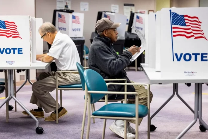 FOTOGRAFÍA. WASHINGTON (ESTADOS UNIDOS DE AMÉRICA), 05 DE NOVIEMBRE DE 2024. Los primeros centros de votación en Estados Unidos abrieron este martes a las 05.00 hora local (10.00 GMT) para dar comienzo a una jornada histórica en la que el país elegirá entre la vicepresidente y candidata demócrata, Kamala Harris, y el exmandatario republicano Donald Trump (2017-2021). Efe